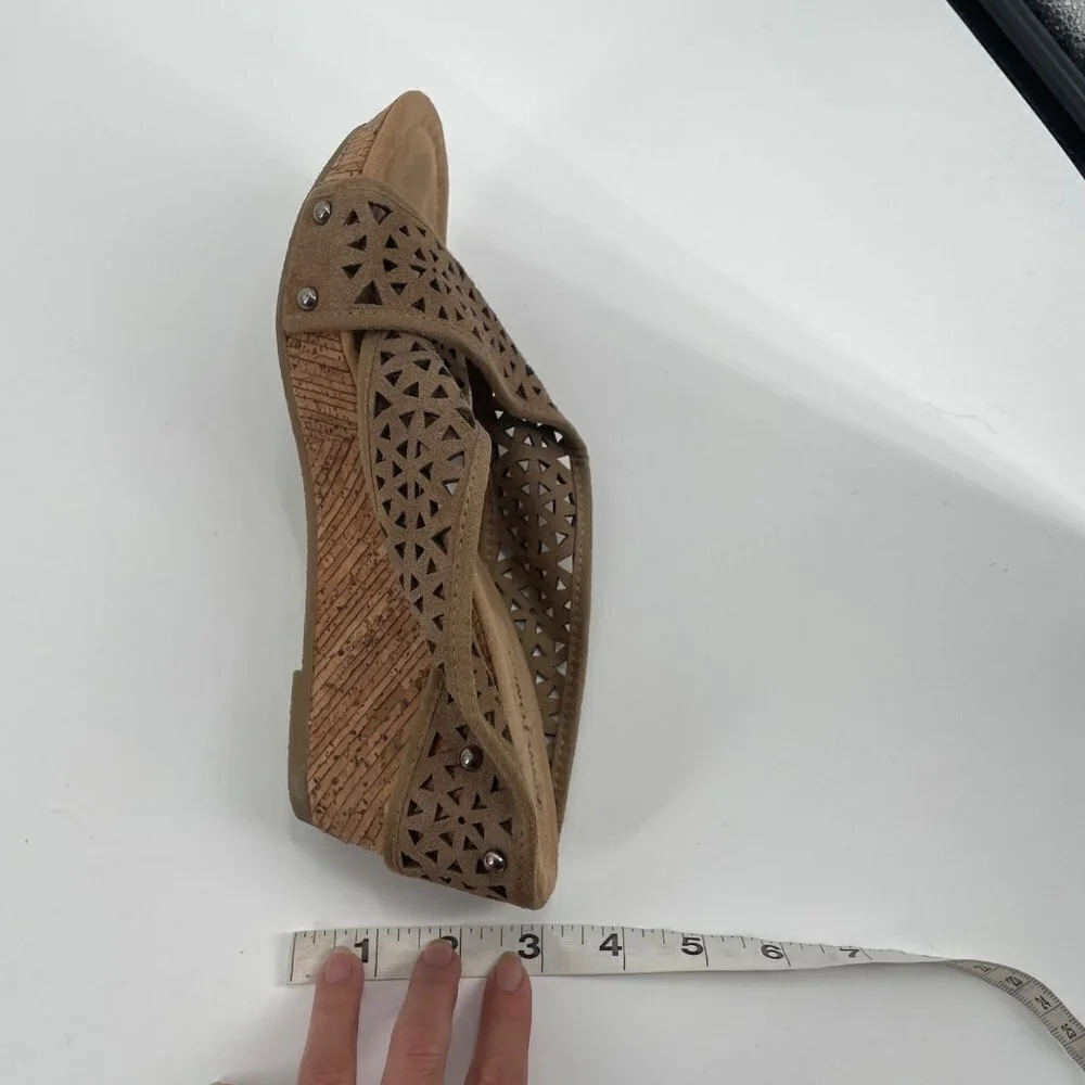 Minnetonka Beige Perforated Leather Slip On Wedges Heels Womens Size 9 Open Toe